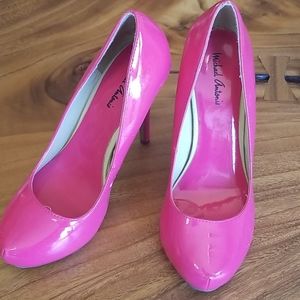 Pink platform pumps